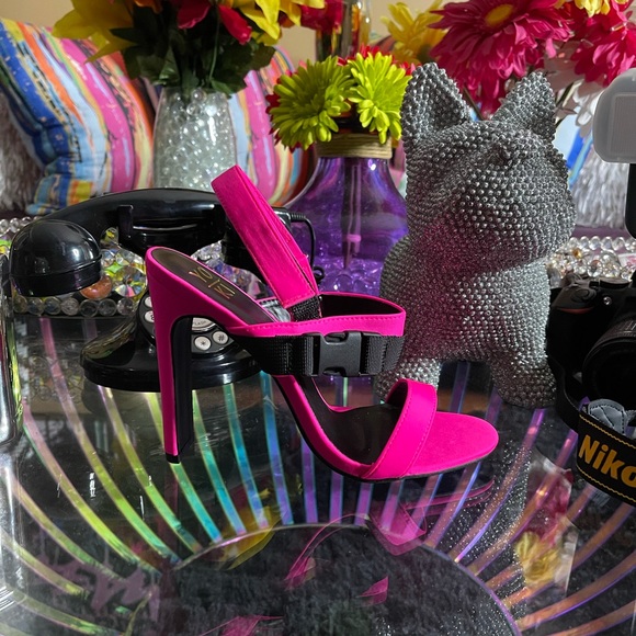 TOKYO! - Picture 3 of 3